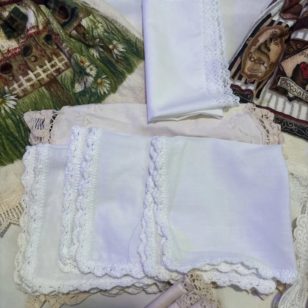Vintage Lot Of Linen Embroidery‎ Pieces. Napkins, Hankies, Runners, Doilies.